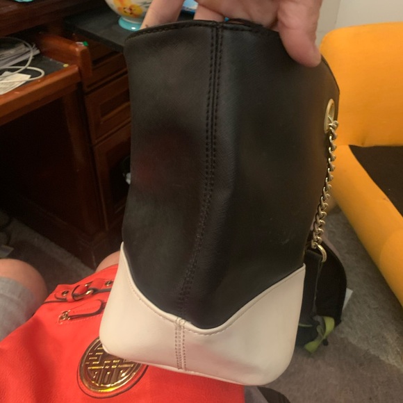 Kenneth Cole Reaction tote in black and White. - Picture 6 of 6